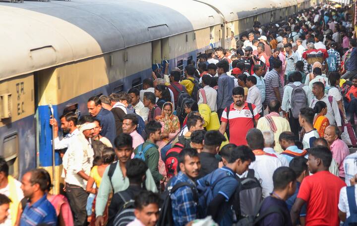 आप इसकी शिकायत रेलवे के हेल्पलाइन नंबर 138 पर कर सकते हैं. इसके अलावा सोशल मीडिया पर भी IRCTC और रेलवे को टैग कर शिकायत कर सकते हैं.