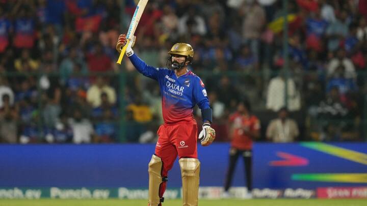 Dinesh Karthik Hits 108 Meter Six In RCB vs SRH Here Know Longest Sixes Of IPL 2024 IPL 2024: दिनेश कार्तिक ने लगाया 108 मीटर लम्बा छक्का, जानें इस सीजन किसने सबसे दूर जड़ा सिक्स