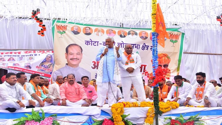 Kirodi Lal Meena BJP Targets Congress Prahlad Gunjal Kota Bundi Rajasthan Lok Sabha Elections 2024  BJP से कांग्रेस में गए प्रह्लाद गुंजल पर भड़के किरोड़ी लाल मीणा, बोले- 'मुसीबत में नहीं आएगा काम'