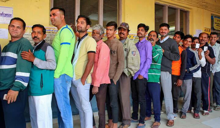 आपको अपना मोबाइल नंबर डालना है, इसके बाद राज्य सिलेक्ट करना है और फिर कैप्चा फिल करने के बाद ओटीपी डालकर आपको पता चल जाएगा कि वोटर लिस्ट में नाम है या नहीं.