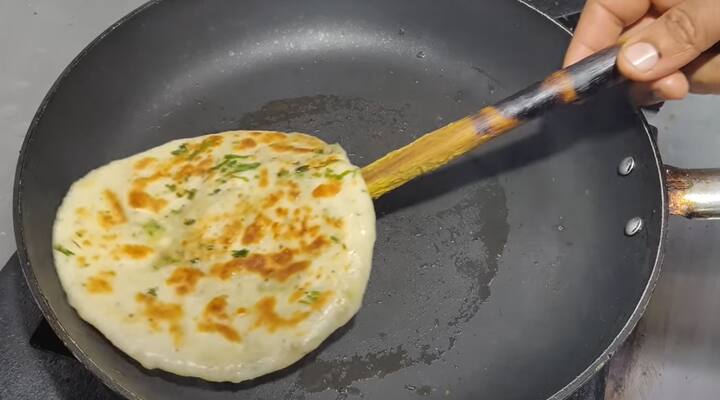 மாவு உருண்டையை சிறிது தடிமனாக உருட்டி,வெங்காய கலவையை நடுவில் வைக்கவும், அதை மீண்டும் உருட்டவும்.