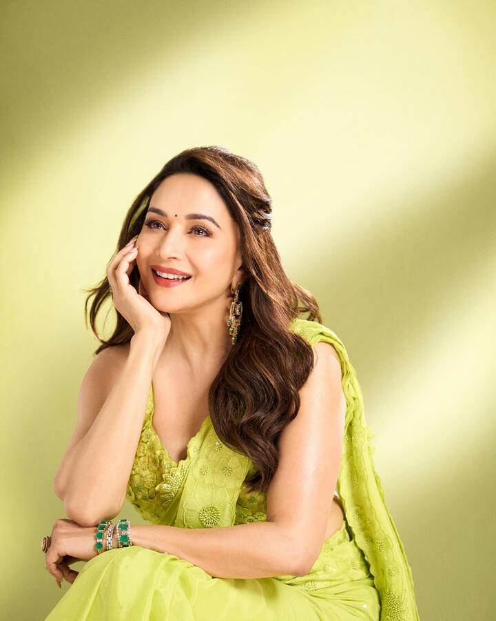 माधुरीने नुकतेच काही फोटो शेअर केले आहेत. ज्यात तिने पिवळ्या रंगाची साडी नेसली आहे.(photo:madhuridixitnene/ig)