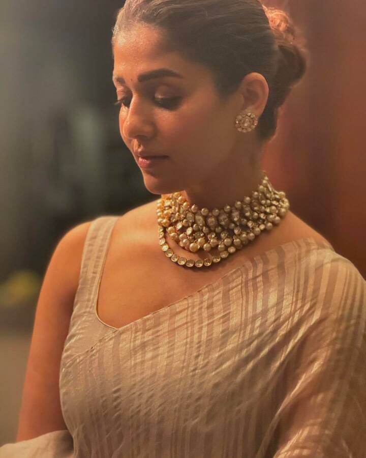 అంతగా నయన్ తన లుక్తో ప్రతిఒక్కరిని ఆకట్టుకుంటుంది. తాజాగా ఈ సౌత్ బ్యూటీ చీరలో ప్లజెంట్గా లుక్తో ఫిదా చేసింది. ఎల్లోకలర్ షిఫాన్ చీరకట్టి, స్లీవ్ లెస్ బ్లౌజ్ ముత్యాలు, రాళ్ల నెక్లెస్తో ఆకట్టుకుంటుంది.