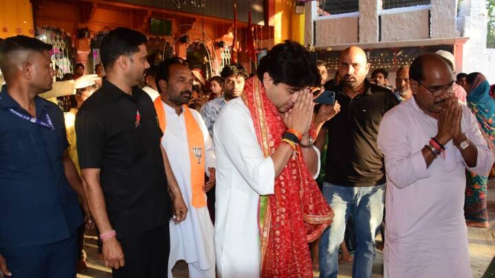 शिवपुरी के झांसी चौक से कलेक्ट्रेट तक उनका एक विशाल रोड शो होगा, जिसके बाद वह नामांकन दाखिल करने पहुंचेंगे.