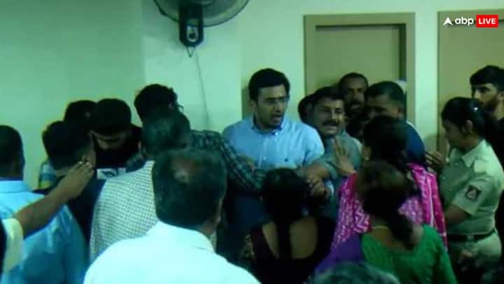 Lok Sabha Election 2024 BJP Tejasvi Surya heckled at Bengaluru event forced to leave complaint filed with Election Commission Watch Video Tejasvi Surya Heckled: बेंगलुरु में भीड़ ने तेजस्वी सूर्या को घेरा, धक्का-मुक्की के बीच कार्यक्रम से निकले, कांग्रेस ने यूं कसा तंज