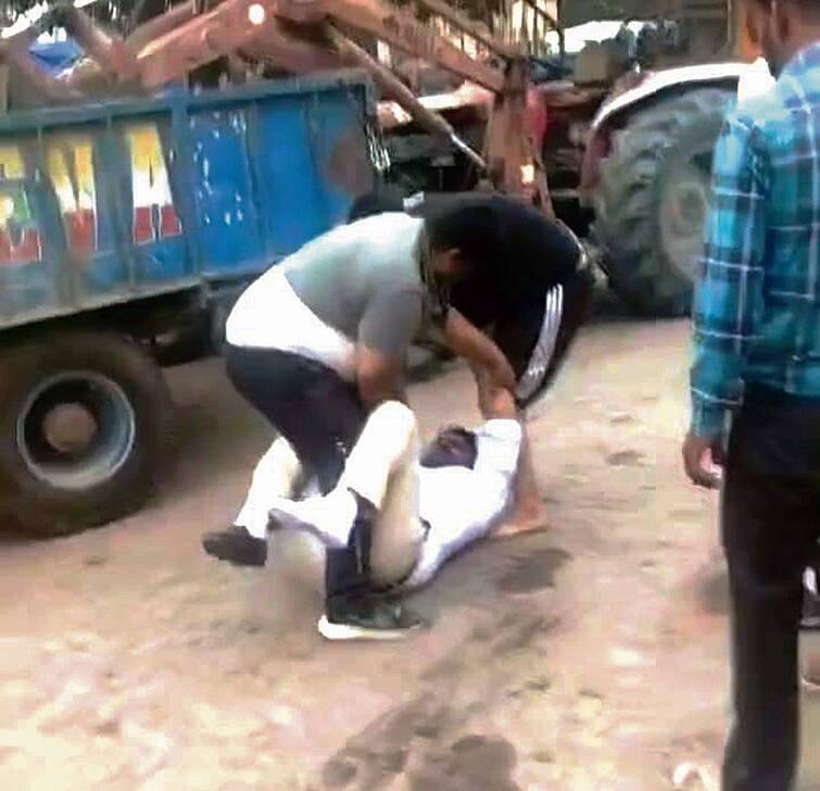 Sangrur News The shopkeepers beat up the supervisor went to transport sand and gravel trolleys from the market. Sangrur News: ਮੰਡੀ 'ਚੋਂ ਰੇਤਾ-ਬਜਰੀ ਦੀਆਂ ਟਰਾਲੀਆਂ ਲਾਂਭੇ ਕਰਵਾਉਣ ਗਏ ਸੁਪਰਵਾਈਜ਼ਰ ਨੂੰ ਦੁਕਾਨਦਾਰਾਂ ਨੇ ਢਾਹ ਕੇ ਕੁੱਟਿਆ