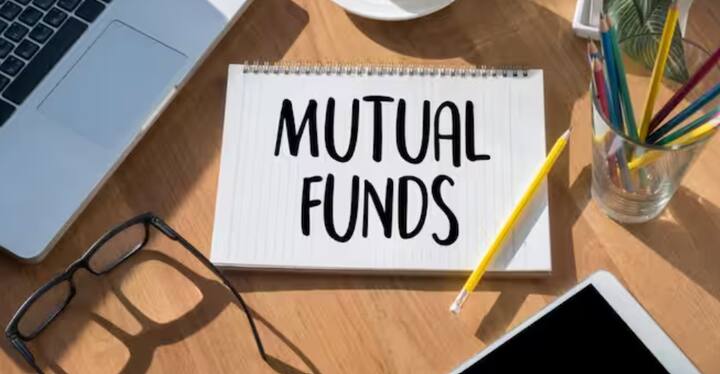 नोकरीतून निवृत्त झाल्यानंतर चरितार्थ कसा भागवायचा, हा प्रश्न सर्वांपुढेच असतो. नोकरीला असल्यापासूनच निवृत्तीनंतरच्या आयुष्याचे नियोजन करायला हवे. त्यासाठी आतापासूनच आर्थिक बचत केली पाहिजे. त्यासाठी आतापासूनच SIP ला सुरुवात केल्यास वयाच्या 60 वर्षांपर्यंत तुम्ही कोट्यधीश होऊ शकता आणि आयुष्याचा उत्तरार्ध आनंदात घालवू शकता.