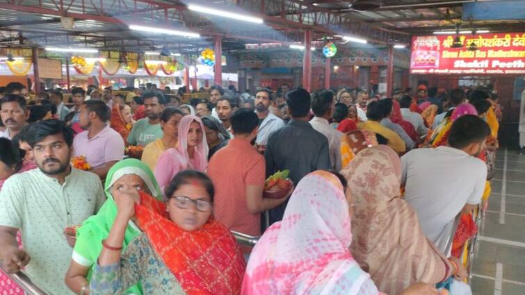 Sangam city Prayagraj Ashtami day Crowd of devotees gathered since morning there long line devotees ann Ram Navami 2024: संगम नगरी में अष्टमी के दिन भक्तों की उमड़ी भीड़, सुबह से श्रद्धालुओं की लगी हुई है लम्बी लाइन