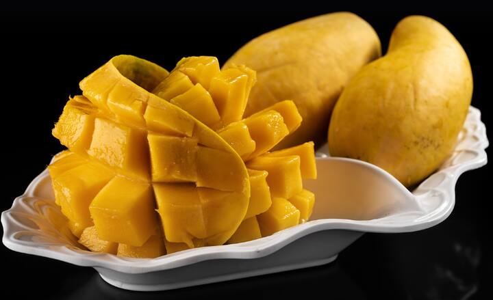 மாம்பழத்தில் இயற்கையான சர்க்கரைகள் மற்றும் கலோரிகள் அடங்கி உள்ளதால் இதனை அதிகமாக சாப்பிடும் போது உடல் எடை அதிகரிக்கலாம்.