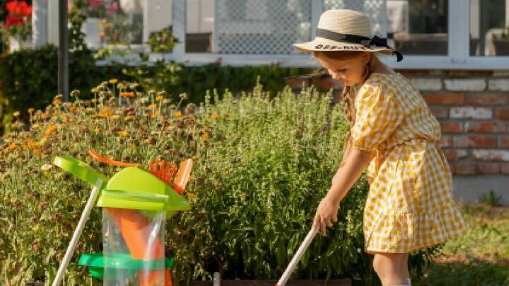 Gardening To Children : लहानपणापासून मुलांना बागकाम शिकवले तर यातून त्यांना अनेक फायदे मिळू शकतात. बागकाम पासून मुले आपण केवळ निसर्गाच्या जवळ येत नाही तर खूप काही शिकतो.