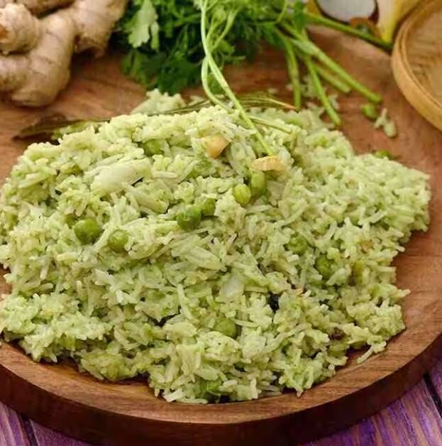 கொத்தமல்லி, புதினா, குடைமிளகாய் மற்றும் தயிர் சேர்த்து தயாரிக்கப்படும் பச்சை கொத்தமல்லி சாதம்.