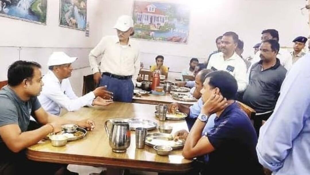 कैंटीन ठेकेदार पर 50 हजार का ठोका जुर्माना, निरीक्षण के लिए रायगढ़ स्टेशन पहुंचे थे जीएम Raigarh GM inspection Rs 50 thousand imposed Fine on canteen contractor for ignoring complaints ANN कैंटीन ठेकेदार पर 50 हजार का ठोका जुर्माना, निरीक्षण के लिए रायगढ़ स्टेशन पहुंचे थे जीएम