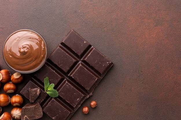 डार्क चॉकलेट: डार्क चॉकलेट में मैग्नीशियम और एंटीऑक्सीडेंट होते हैं, जो सूजन को कम करने और पीरियड्स में होने वाले मूड स्विंग्स को कम करने में मदद कर सकते हैं.