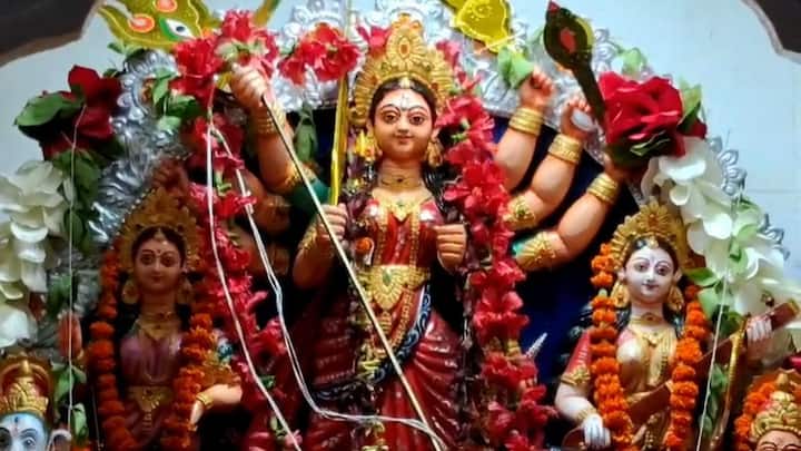এবার 'কুমারী' রূপে পূজিতা ছোট্ট আরাধ্যা।  আরাধ্যা গোস্বামীর বাবা সন্দীপ গোস্বামী, মা প্রণতী গোস্বামী জানালেন, মেয়ে কুমারী রূপে পূজিতা, তাই তাঁরা খুবই খুশি।