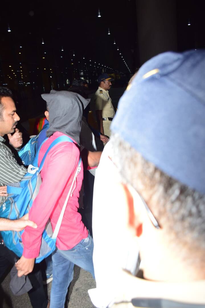 અધિકારીએ જણાવ્યું કે, રવિવારે આરોપીઓએ પાંચ રાઉન્ડ ફાયરિંગ કર્યું હતી. ઘટનાની તપાસ દરમિયાન ફાયરિંગની જવાબદારી સ્વીકારતી ફેસબુક પોસ્ટ પણ કરવામાં આવી છે. પોલીસના જણાવ્યા અનુસાર, આ પોસ્ટ કથિત રીતે જેલમાં બંધ ગેંગસ્ટર લોરેન્સ બિશ્નોઈના નાના ભાઈ અનમોલ બિશ્નોઈ દ્વારા અપલોડ કરવામાં આવી હતી. આ મામલે પોલીસે કાર્યવાહી કરીને અનમોલ વિરુદ્ધ ગુનો નોંધ્યો છે.