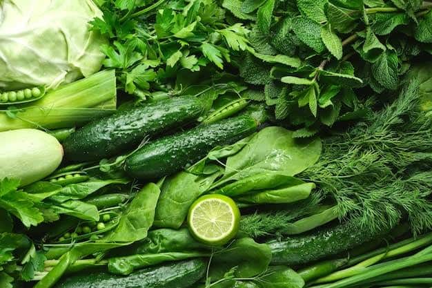 पत्तेदार सब्जियां : पालक, केल और स्विस चार्ड जैसी हरी पत्तेदार सब्जियां मैग्नीशियम से भरपूर होती हैं, जो मांसपेशियों के दर्द और ऐंठन को कम करने में मदद कर सकती हैं.