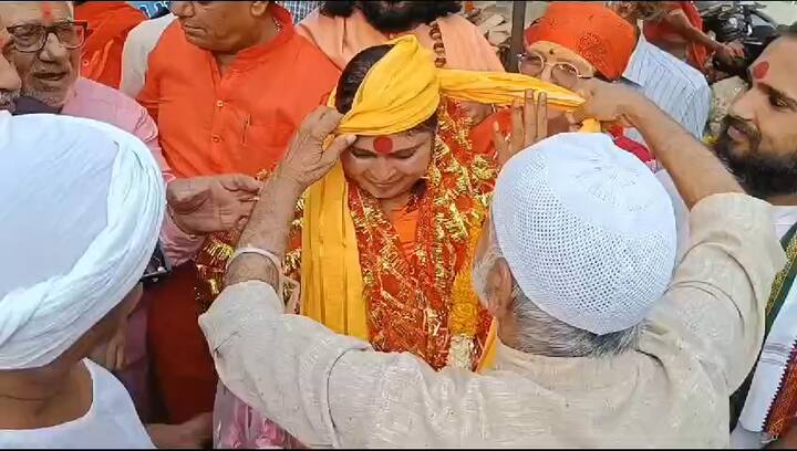 चौबीस खंभा माता मंदिर से शुरू की गई पूजा 27 किलोमीटर का भ्रमण करते हुए शहर के सभी मंदिरों तक पहुंचती है.