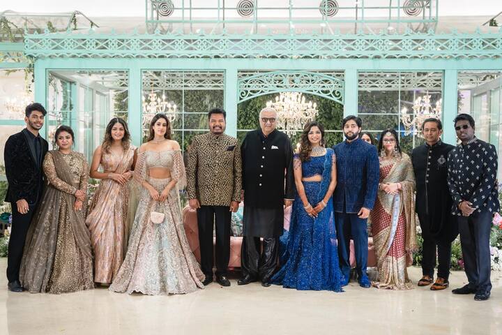 பிரபல தயாரிப்பாளர் போனி கபூர் மகள் ஜான்வி கபூருடன் கலந்து கொண்டார்.