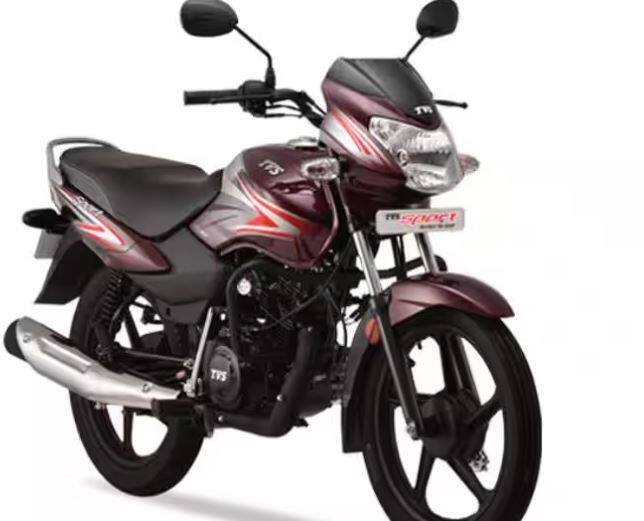 ਪਹਿਲੇ ਵਿਕਲਪ ਦੇ ਤੌਰ 'ਤੇ, ਤੁਸੀਂ TVS ਸਪੋਰਟਸ ਨੂੰ ਚੁਣ ਸਕਦੇ ਹੋ। TVS ਸਪੋਰਟ ਦੀ ਐਕਸ-ਸ਼ੋਰੂਮ ਕੀਮਤ 63,301 ਰੁਪਏ ਤੋਂ ਸ਼ੁਰੂ ਹੁੰਦੀ ਹੈ। ਇਹ ਮਾਈਲੇਜ ਵਾਲੀ ਬਾਈਕ ਹੈ, ਜੋ 69 ਕਿਲੋਮੀਟਰ ਪ੍ਰਤੀ ਲੀਟਰ ਦੀ ਮਾਈਲੇਜ ਦਿੰਦੀ ਹੈ। ਇਹ 3 ਵੇਰੀਐਂਟ ਅਤੇ 7 ਕਲਰ ਆਪਸ਼ਨ 'ਚ ਉਪਲੱਬਧ ਹੈ।