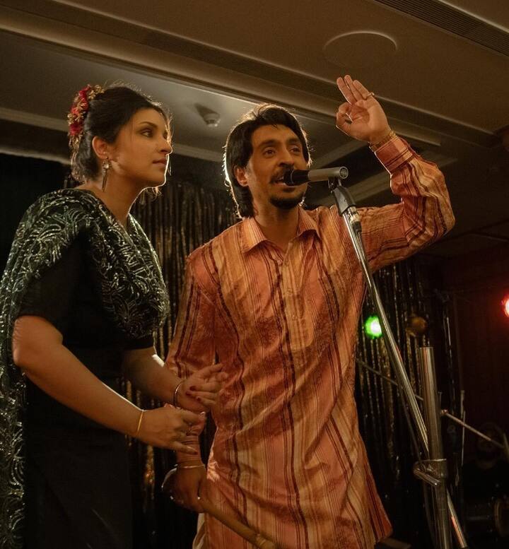 ਦੱਸ ਦੇਈਏ ਕਿ ਇਸ ਫਿਲਮ 'ਚ ਪਰਿਣੀਤੀ ਨੇ ਅਮਰਜੋਤ ਕੌਰ ਦਾ ਕਿਰਦਾਰ ਨਿਭਾਇਆ ਹੈ। ਪਰੀ ਦੇ ਅੰਦਾਜ਼ ਨੂੰ ਪ੍ਰਸ਼ੰਸਕਾਂ ਵੱਲੋਂ ਬੇਹੱਦ ਪਸੰਦ ਕੀਤਾ ਜਾ ਰਿਹਾ ਹੈ। ਖਾਸ ਗੱਲ ਇਹ ਹੈ ਕਿ ਪਰੀ ਨੇ ਫਿਲਮ ਵਿੱਚ ਕੁਝ ਗੀਤਾਂ ਨੂੰ ਆਪਣੀ ਆਵਾਜ਼ ਵੀ ਦਿੱਤੀ ਹੈ। ਜਿਸ ਨੂੰ ਫੈਨਜ਼ ਵੱਲੋਂ ਭਰਮਾ ਹੁੰਗਾਰਾ ਦਿੱਤਾ ਜਾ ਰਿਹਾ ਹੈ।