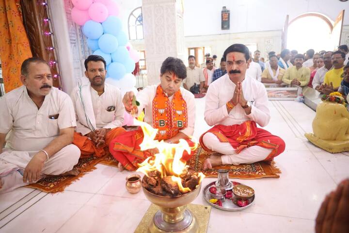 बीजेपी प्रत्याशी ज्योतिरादित्य सिंधिया ने आज मंगलावर (16 अप्रैल) को सुबह गुना से अपने नामांकन दौरे की शुरुआत की.