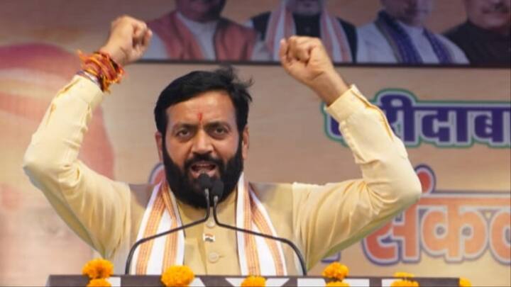 एबीपी न्यूज के फाइनल ओपिनियन पोल के अनुसार हरियाणा की 10 लोकसभा सीटों में से बीजेपी 9 सीटों पर जीत दर्ज कर सकती है, तो वहीं इंडिया गठबंधन महज एक सीट पर सिमट सकता है. इसके अलावा इनेलो का खाता भी खुलता नहीं दिख रहा है.