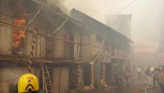 Pune Fire : भाऊ रंगारी गणपती मंदिराजवळील एका वाड्याला आग; बघ्यांची मोठी गर्दी