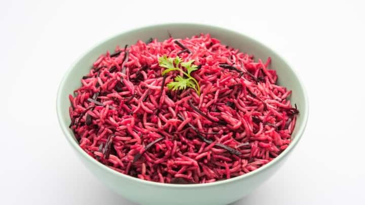 এই আবহে ডায়েটে পরিবর্তন আনার কথা বলছেন বিশেষজ্ঞরা। হালকা খাবার, যাতে শরীর ভিতর থেকে ঠান্ডা থাকে, তা বেছে নিতে বলছেন। ছবি: ফ্রিপিক।