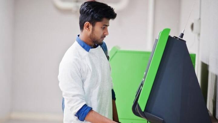 টাকা তোলার আবেদন জানালেই আপনার হাতে নির্দিষ্ট অঙ্কের টাকা দিয়ে যাবে পোস্টম্যান। কোথাও যেতে হবে না। ছবি- ফ্রিপিক