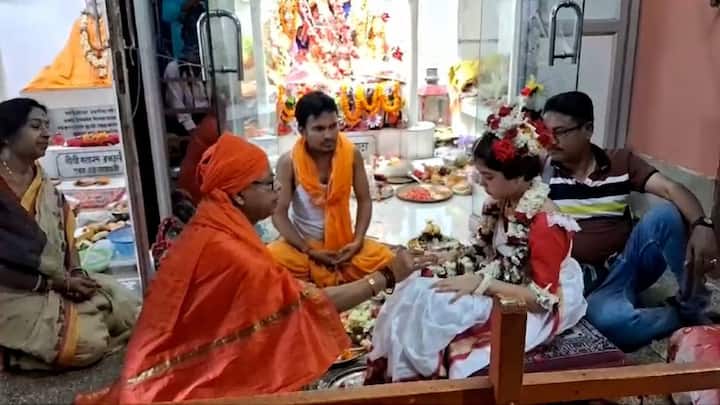 বাসন্তী পুজোর আজ মহাষ্টমী। এদিন মহাপুজো হয় মায়ের। একেবারে দুর্গাপুজোর মতোই আয়োজন।