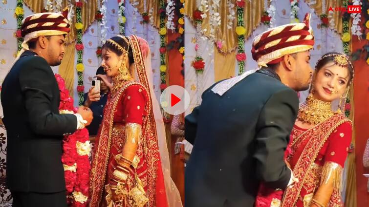 Couple kissing video bride groom romantic moment goes viral during varmala in wedding Video: वरमाला के समय जिद पर अड़ा दूल्हा, भरी महफिल में दुल्हन को कर लिया किस