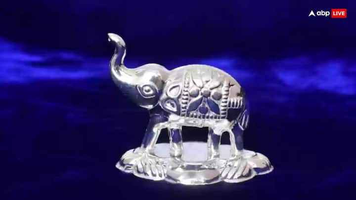 राम जी भगवान विष्णु के अवतार है. ऐसे में राम नवमी पर चांदी का हाथी घर या दुकान में स्थापित करने से सालभर धन आगमन होता है. बरकत में वृद्धि होती है. मां लक्ष्मी की कृपा बरसती है.