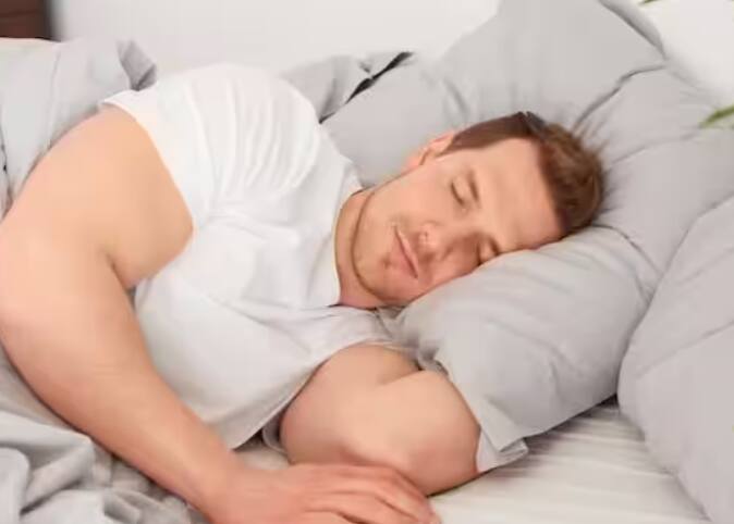 ਸਰੀਰ 'ਚ ਵਿਟਾਮਿਨ ਦੀ ਕਮੀ ਹੋਣ 'ਤੇ ਕਮਜ਼ੋਰੀ, ਥਕਾਵਟ, ਜ਼ਿਆਦਾ ਨੀਂਦ ਆਉਣਾ, ਇਹ ਸਾਰੇ ਲੱਛਣ ਸਰੀਰ 'ਚ ਵਿਟਾਮਿਨਾਂ ਦੀ ਕਮੀ ਕਰਕੇ ਹੁੰਦੇ ਹਨ।ਕਈ ਖੋਜਾਂ ਤੋਂ ਇਹ ਗੱਲ ਸਾਹਮਣੇ ਆਈ ਹੈ ਕਿ ਵਿਟਾਮਿਨ ਡੀ ਦੀ ਕਮੀ ਜ਼ਿਆਦਾ ਨੀਂਦ ਅਤੇ ਥਕਾਵਟ ਦਾ ਕਾਰਨ ਬਣਦੀ ਹੈ।