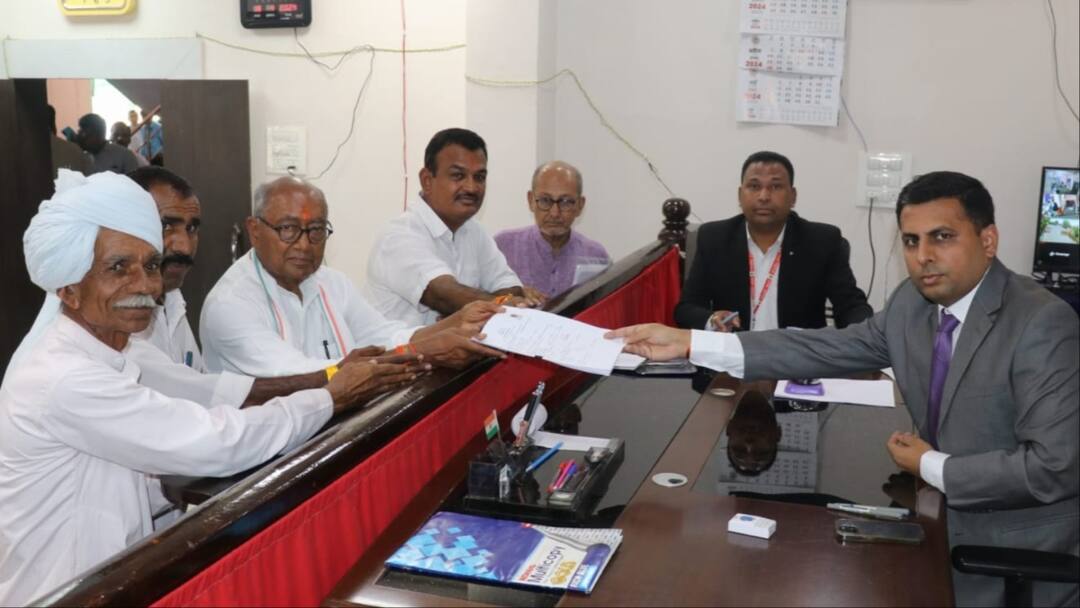 MP Lok Sabha Election 2024 Congress Candidate Digvijaya Singh filed nomination from Rajgarh Lok Sabha seat With Wife Amrita Singh ann MP Lok Sabha Election 2024: दिग्विजय सिंह ने किया नामांकन, पत्नी के अलावा वकील, एक-एक मजदूर और किसान थे मौजूद