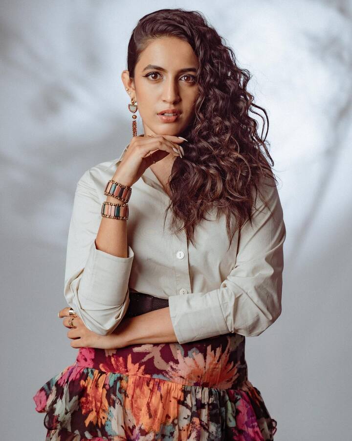 ఇక తాజాగా నిహారిక తన లేటెస్ట్‌ ఫోటోలు షేర్‌ చేసింది. ట్రెండీవేర్‌లో స్టైలిష్‌ లుక్‌లో ఫిదా చేసింది. ఫ్లోరల్‌ స్కట్‌, కాలర్‌ షర్ట్‌లో స్టన్నింగ్‌ లుక్‌లో ఆకట్టుకుంది.