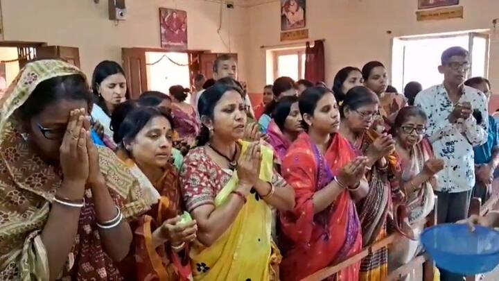 শ্রী শ্রী মোহনানন্দ আশ্রম সূত্রে জানানো হয়েছে, ১৯৮২ সালে এই আশ্রমে বাসন্তী পুজো শুরু হয়। সেই সময় থেকে এখানে কুমারী পুজো হয়ে আসছে।  এদিন সকালে ঢাকের বাদ্য সহযোগে ফুল-মালায় সাজিয়ে কুমারীকে আশ্রমে আনা হয়।