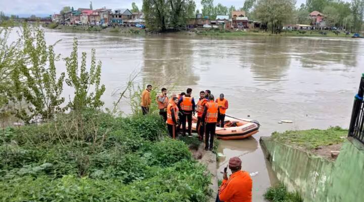 jammu-kashmir-srinagar-boat-capsized-in-jhelum-river-many-died-injured-and-missing Jammu Kashmir news: ਸਕੂਲੀ ਬੱਚਿਆਂ ਨੂੰ ਲਿਜਾ ਰਹੀ ਡੁੱਬੀ ਕਿਸ਼ਤੀ, 4 ਦੀ ਮੌਤ, 3 ਲਾਪਤਾ