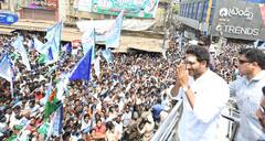 In Pics: ప.గో జిల్లాలోకి సీఎం జగన్, తన స్కెచ్‌పై ఆటోగ్రాఫ్, బాలుడికి అక్షరాభ్యాసం - ఫోటోలు