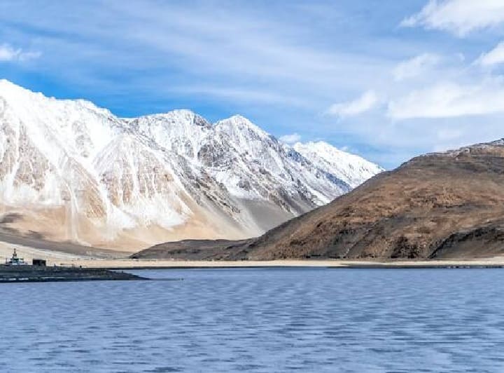 IRCTC Ladakh Tour: अगर आप लद्दाख के लिए ट्रिप प्लान कर रहे हैं तो आईआरसीटीसी आपके लिए एक शानदार टूर पैकेज लेकर आया है. हम आपको पैकेज डिटेल्स बता रहे हैं.