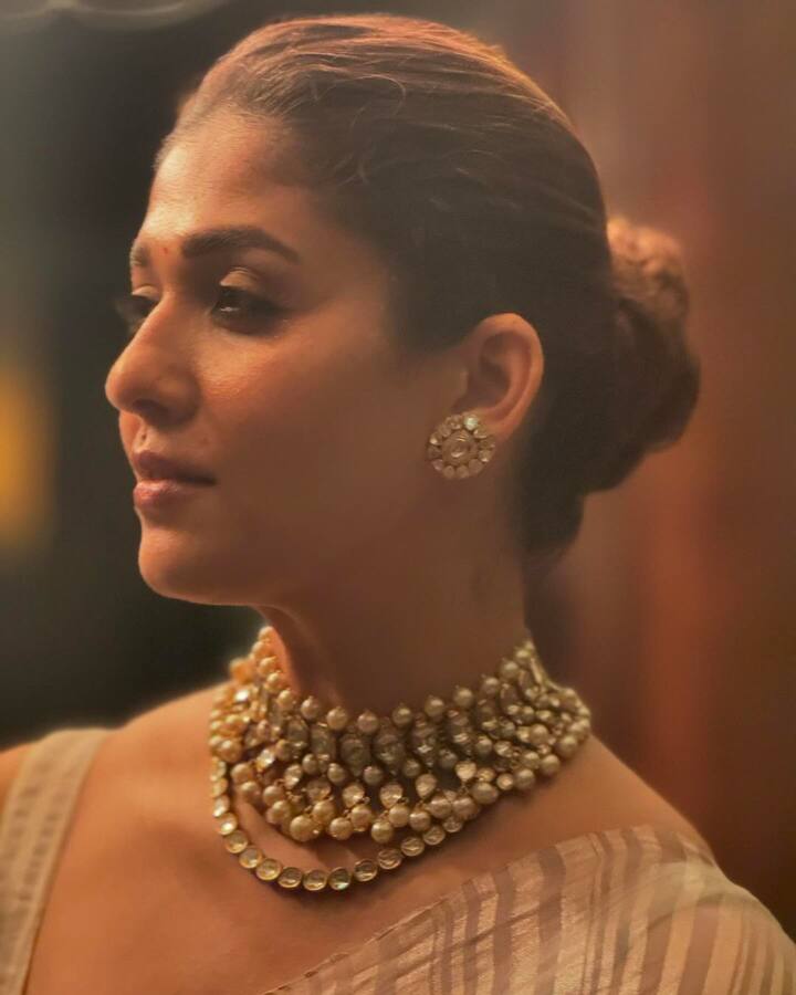ట్రెండీవేర్లో ట్రెండీ, చీరకట్టులో సంప్రదాయం, స్టైలిష్గా కనిపిస్తూ ఎప్పుడూ ఫ్యాన్స్, నెటిజన్లను సర్ప్రైజ్ చేస్తుంది. ఇక వెండితెరపై ఆమె లుక్ చూసి అబ్బా ఏముంది అనుకొనివారుండరంటే అతిశయోక్తి లేదు.