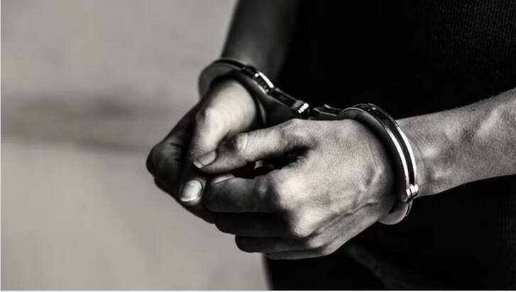 Pune IPL : आयपीएल सामन्यांवर ऑनलाइन सट्टा घेणाऱ्या टोळीला पुण्यातून अटक; पोलिसांना माहिती मिळताच धडक कारवाई Pune IPL crime branch raid on betting on ipl cricket match in pune kothrud Pune IPL : आयपीएल सामन्यांवर ऑनलाइन सट्टा घेणाऱ्या टोळीला पुण्यातून अटक; पोलिसांना माहिती मिळताच धडक कारवाई