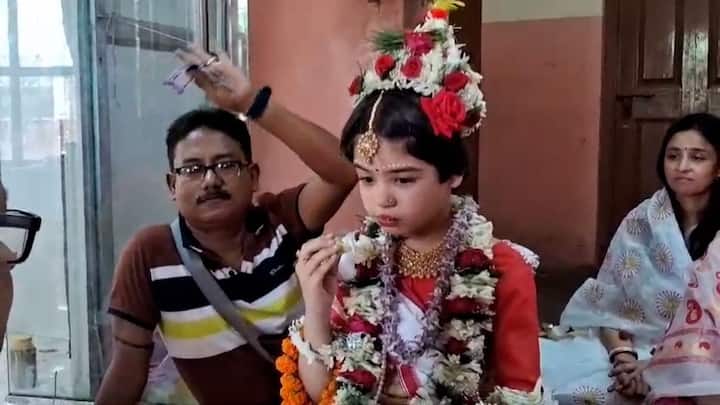 মঙ্গলবার এখানে 'কুমারী রুপে পুজিতা হলেন বাঁকুড়া শহরের প্রতাপবাগানেরই আট বছর বয়সী, দ্বিতীয় শ্রেণীর ছাত্রী আরাধ্যা গোস্বামী। আরাধ্যার বাবা সন্দীপ গোস্বামী, মা প্রণতী গোস্বামী দু'জনই শিক্ষকতা করেন। 