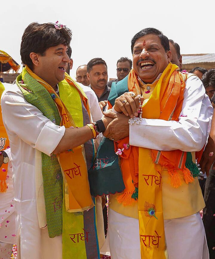 बता दें इसके बाद ज्योतिरादित्य सिंधिया, मुख्यमंत्री डॉ मोहन यादव, पूर्व मुख्यमंत्री श्री शिवराज सिंह चौहान और प्रदेश भाजपा अध्यक्ष श्री वी डी शर्मा के साथ गुना से शिवपुरी जाएंगे. यहां से म्याना, बदरवास, लुकवासा और कोलारस होते हुए शिवपुरी पहुंचेंगे.