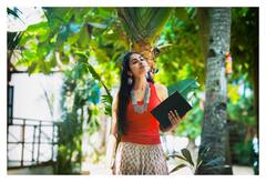 Divi Vadthya Latest Photos: దివి కాలేజీ పోరిలా డ్రస్ వేస్తే - ఇంతకీ డైరీలో ఏం రాస్తుందబ్బా?