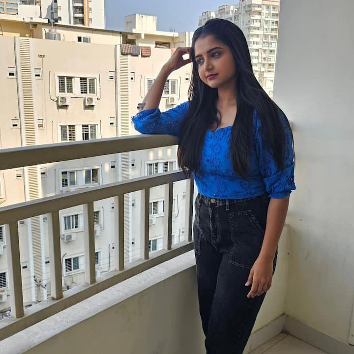 హెయిర్​ను లీవ్​ చేసి బాల్కనీలో ఫోటోలు దిగి ఇన్​స్టాలో పోస్ట్ చేసింది. ఆమె సీరియల్ అభిమానులు ఆమెకు క్యూట్​గా ఉన్నావంటూ కామెంట్లు చేస్తున్నారు. (Images Source : Instagaram/DeepikaRangaraju)