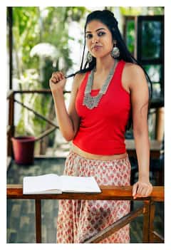 Divi Vadthya Latest Photos: దివి కాలేజీ పోరిలా డ్రస్ వేస్తే - ఇంతకీ డైరీలో ఏం రాస్తుందబ్బా?