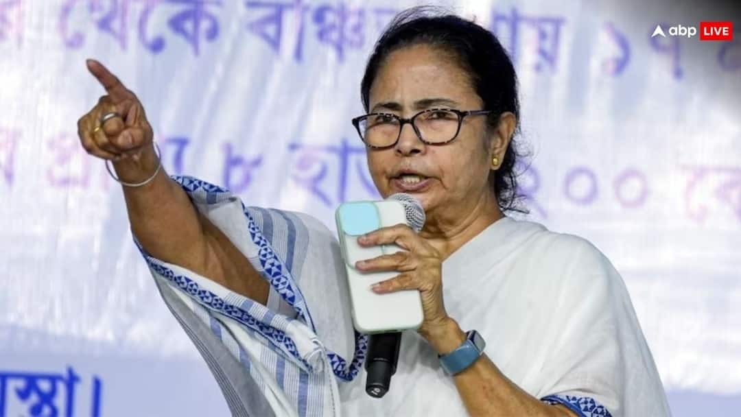 Lok Sabha elections 2024: 'बीजेपी जीती तो लाएगी NRC-UCC और फिर...', वोटिंग के चंद घंटों पहले बोलीं ममता बनर्जी Lok Sabha elections 2024 Mamata Banerjee attacked BJP said we will form government with India alliance TMC Narendra Modi Lok Sabha elections 2024: 'बीजेपी जीती तो लाएगी NRC-UCC और फिर...', वोटिंग के चंद घंटों पहले बोलीं ममता बनर्जी