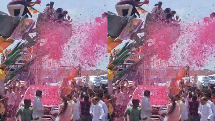 गुना में लोगों ने सिंधिया के काफिले पर पूळ बरसाकर उनका स्वागत किया. बता दें ज्योतिरादित्य सिंधिया भी गुना सीट से चार बार कांग्रेस के टिकट पर सांसद रह चुके हैं. अब सिंधिया बीजेपी से गुना संसदीय सीट से प्रत्याशी हैं.