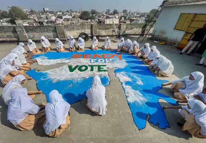 મતદાર યાદીમાં તમારું નામ તપાસવા માટે, તમારે electoralsearch.eci.gov.in પર જવું પડશે. અહીં તમને EPIC દ્વારા ચેક કરવા, વિગતો અને મોબાઈલ નંબર દ્વારા સર્ચ કરવાનો વિકલ્પ દેખાશે.