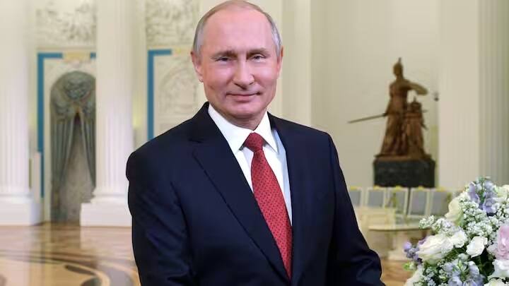 રશિયાના વર્તમાન રાષ્ટ્રપતિનું નામ વ્લાદિમીર પુતિન છે. બે દાયકાથી રશિયાના રાષ્ટ્રપતિ રહ્યાં છે. વ્લાદિમીર પુતિનને વિશ્વના સૌથી શક્તિશાળી રાજકારણીઓમાંના એક ગણવામાં આવે છે.